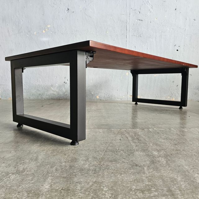 Mặt bàn màu gỗ nâu lau