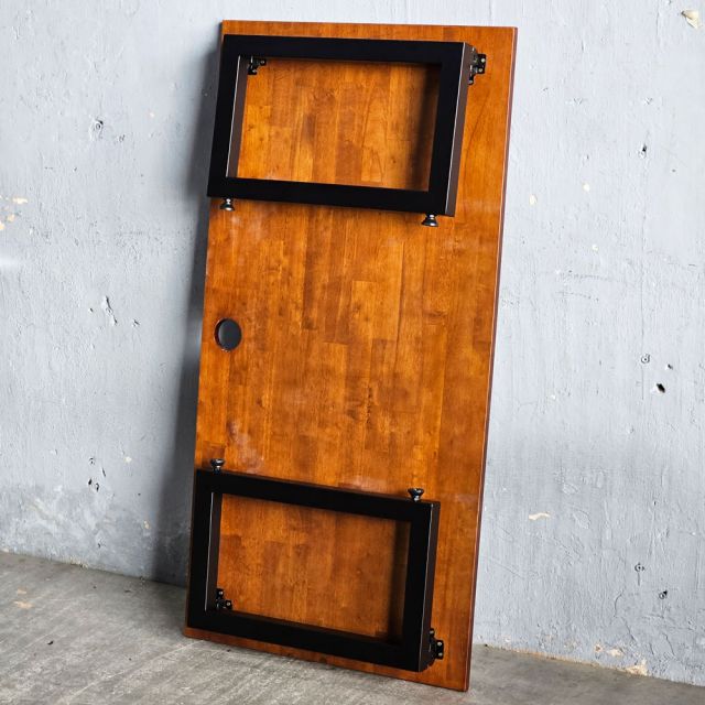 Mặt bàn màu gỗ nâu lau