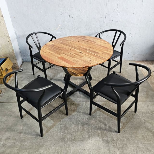 Combo bộ bàn ăn tròn và 4 ghế Wishbon gỗ BBA226