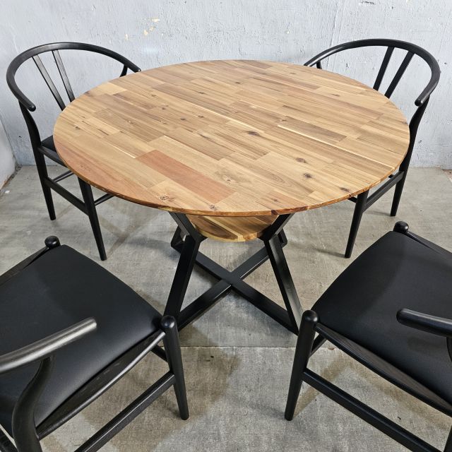Combo bộ bàn ăn tròn và 4 ghế Wishbon gỗ BBA226