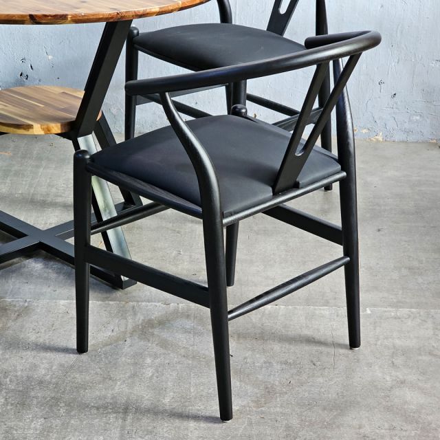 Combo bộ bàn ăn tròn và 4 ghế Wishbon gỗ BBA226