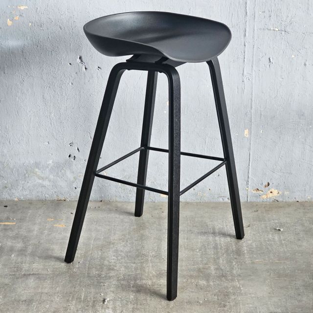 Ghế quầy bar mặt nhựa chân gỗ sồi GBAK017