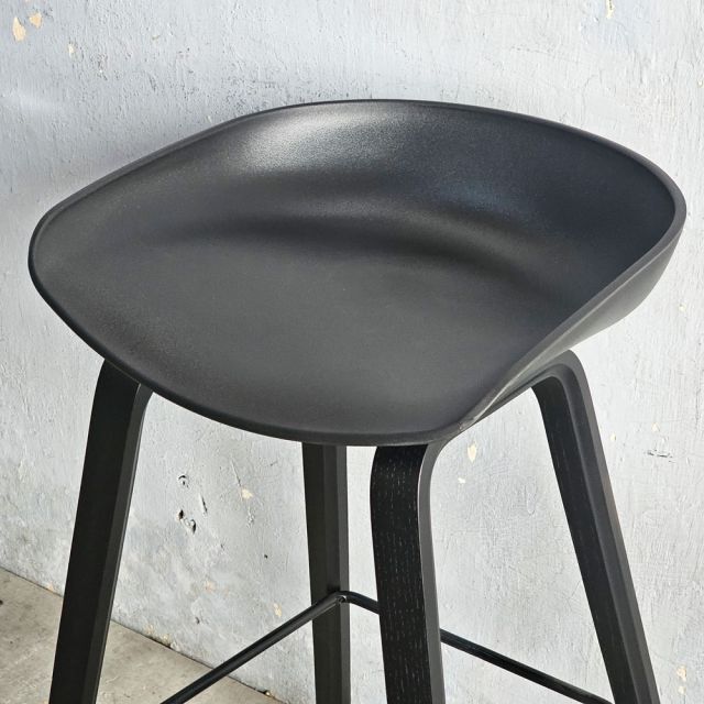 Ghế quầy bar mặt nhựa chân gỗ sồi GBAK017