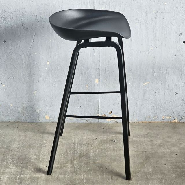 Ghế quầy bar mặt nhựa chân gỗ sồi GBAK017