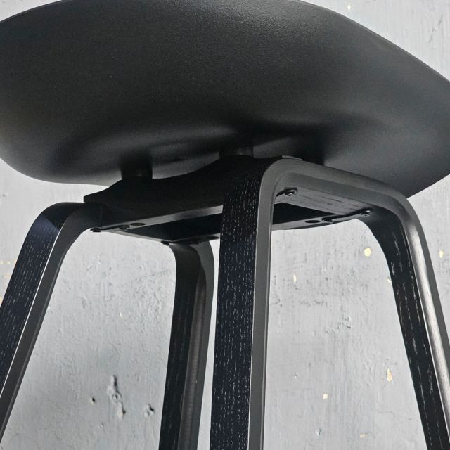 Ghế quầy bar mặt nhựa chân gỗ sồi GBAK017