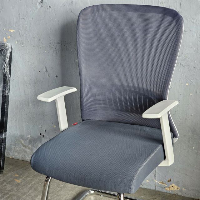 Ghế chân quỳ lưng lưới nệm bọc vải HOM1101-T03