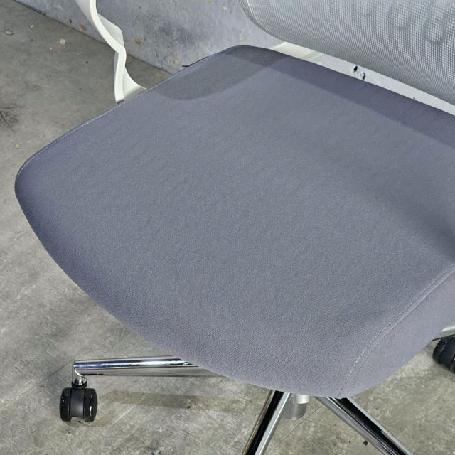 Ghế xoay văn phòng lưng lưới nệm bọc vải GAK824