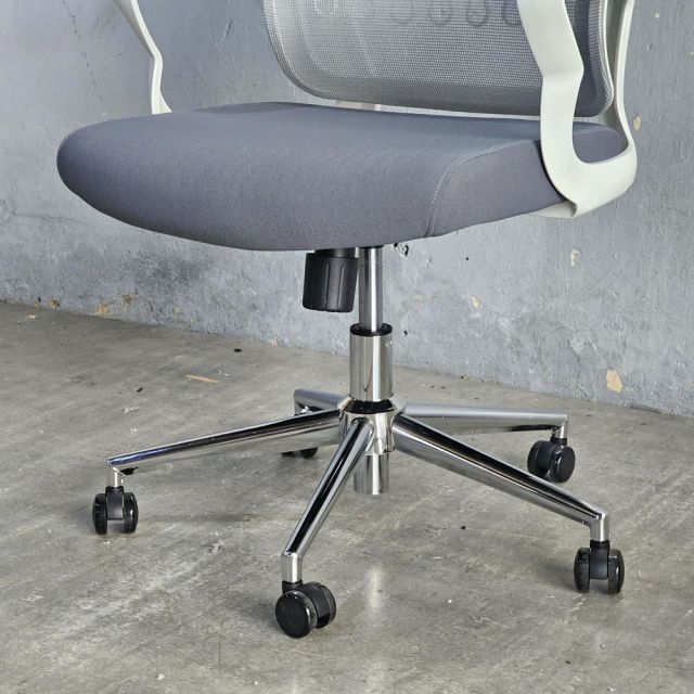 Ghế xoay văn phòng lưng lưới nệm bọc vải GAK824