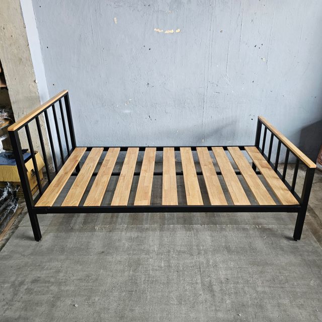 Giường ngủ 140x200cm gỗ cao su khung sắt GN68040