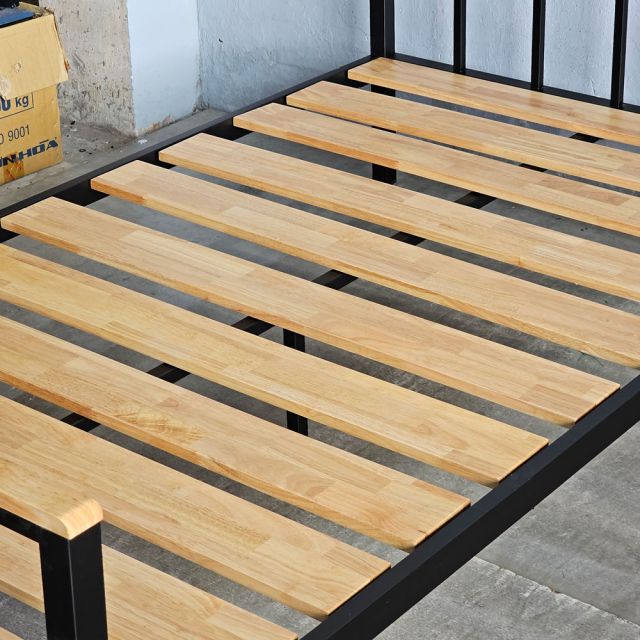 Giường ngủ 140x200cm gỗ cao su khung sắt GN68040