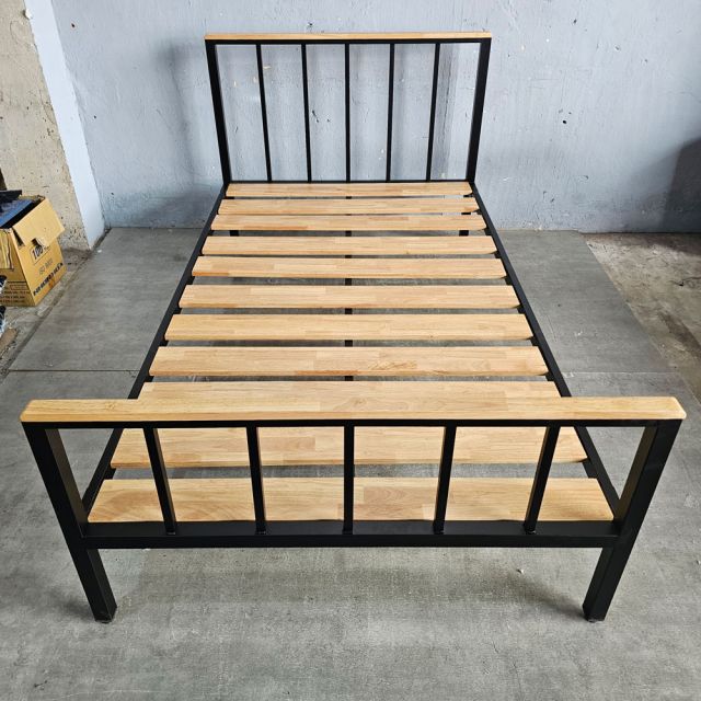 Giường ngủ 140x200cm gỗ cao su khung sắt GN68040
