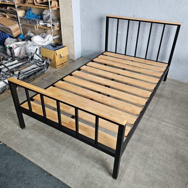 Giường ngủ 140x200cm gỗ cao su khung sắt GN68040