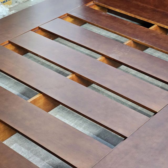 Giường ngủ bo viền gỗ cao su khung sắt lắp ráp GN68030