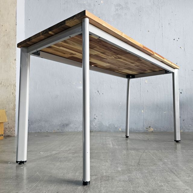 Bàn làm việc 140x60cm gỗ tràm hệ Oval HBOV052