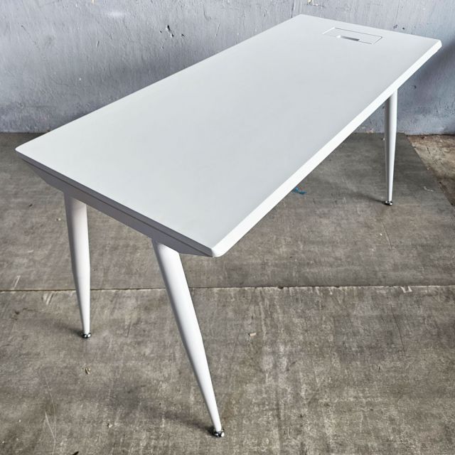 Bàn làm việc có hộc điện 140x60cm gỗ cao su hệ CONE HBCO079