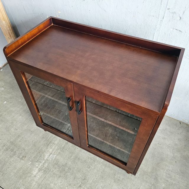 Tủ để đồ cửa kính 90x45x80cm gỗ cao su KTB68245