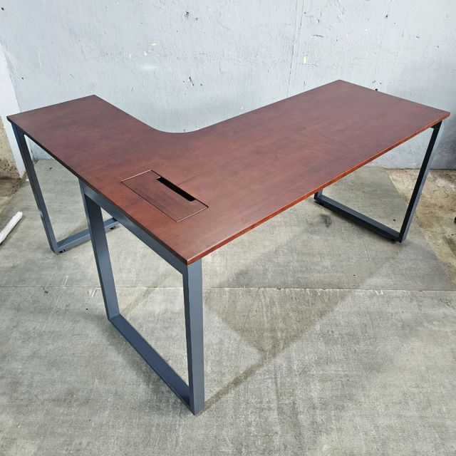 Bàn góc L có hộp điện 150x120cm gỗ cao su ZD034