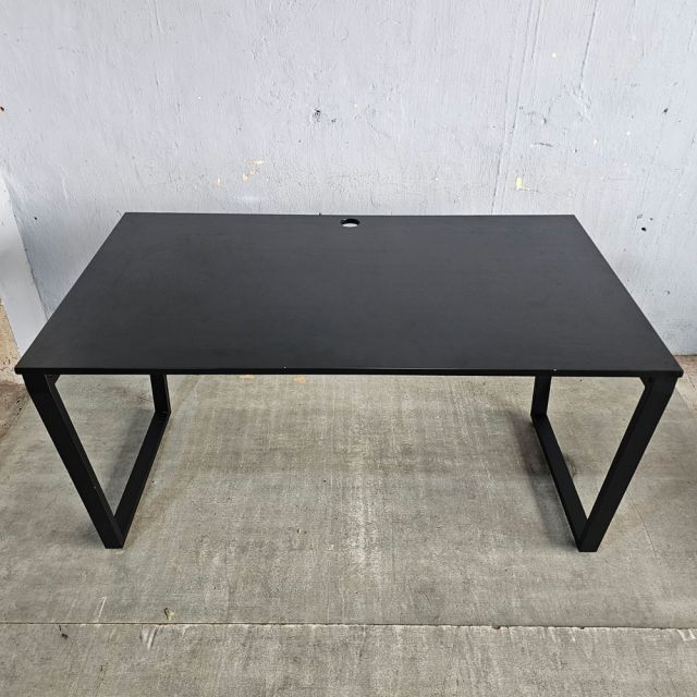 Bàn làm việc 140x80cm gỗ cao su hệ Trapez HBTC052