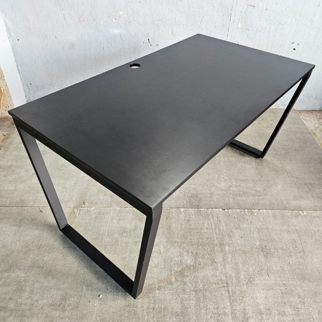 Bàn làm việc 140x80cm gỗ cao su hệ Trapez HBTC052