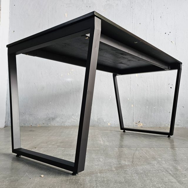 Bàn làm việc 140x80cm gỗ cao su hệ Trapez HBTC052