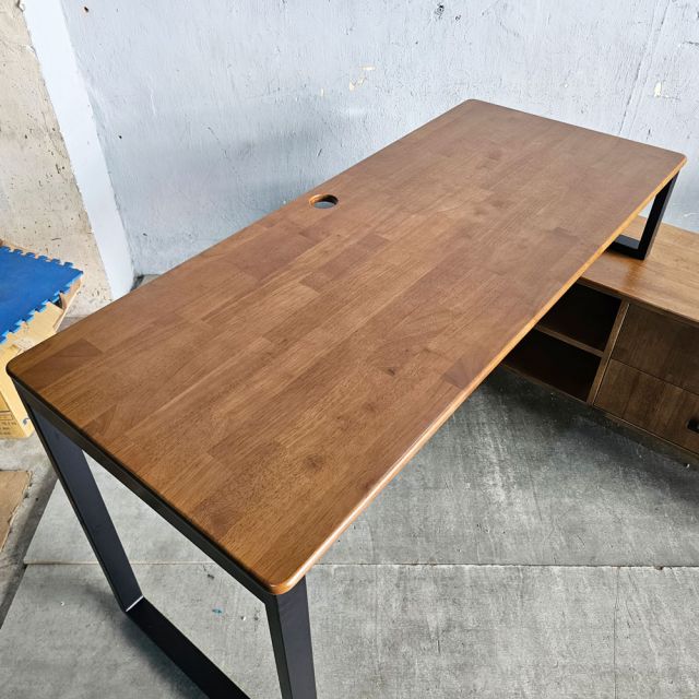 Bàn giám đốc chân bàn gác tủ gỗ cao su chân sắt BGD68063