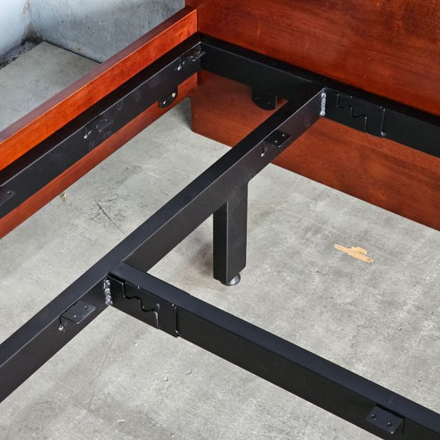 Giường ngủ gỗ cao su khung sắt lắp