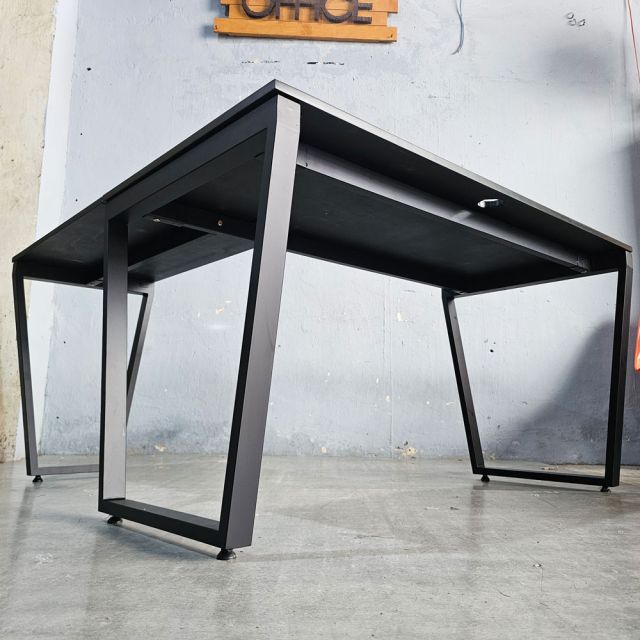 Bàn chữ L 140x150cm gỗ cao su hệ Trapez HBTC053