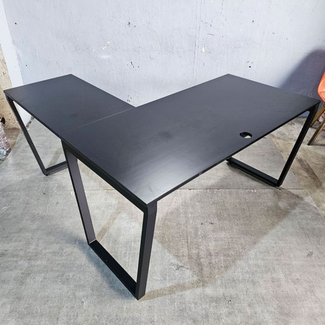 Bàn chữ L 140x150cm gỗ cao su hệ Trapez HBTC053