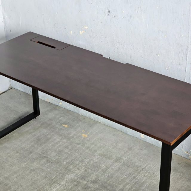 Bàn làm việc có hộp điện 160x60cm gỗ cao su chân sắt Hệ Rectang HBRT127