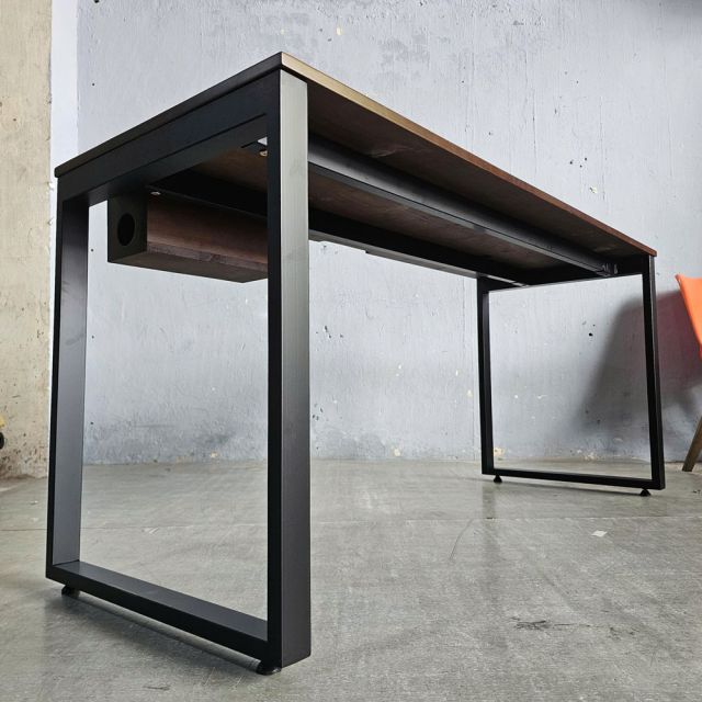 Bàn làm việc có hộp điện 160x60cm gỗ cao su chân sắt Hệ Rectang HBRT127