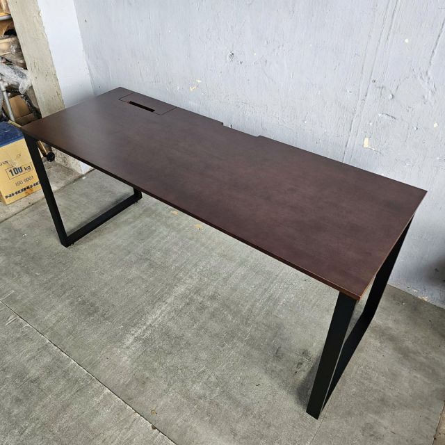 Bàn làm việc có hộp điện 160x60cm gỗ cao su chân sắt Hệ Rectang HBRT127