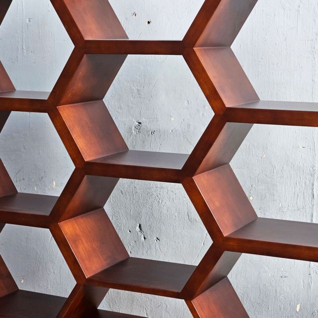 Kệ tổ ong có ngăn tủ 130x25x147cm gỗ cao su KS68282