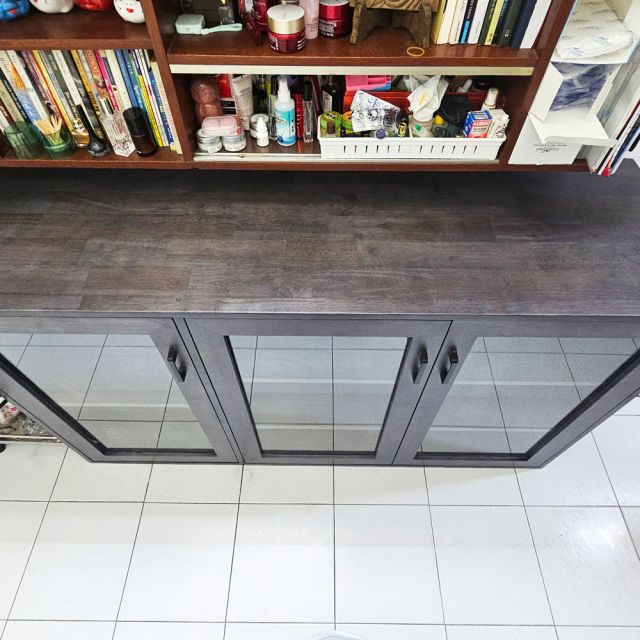 Tủ trang trí 150x45x100cm gỗ cao su KTB68251