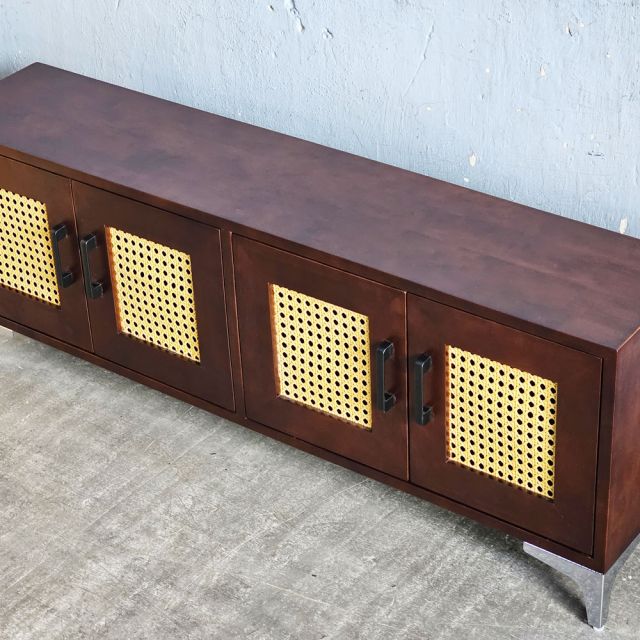 Tủ TV cửa lưới mắt cáo 120x25x55cm gỗ cao su KTV68115