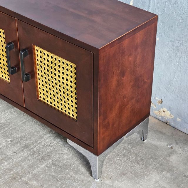 Tủ TV cửa lưới mắt cáo 120x25x55cm gỗ cao su KTV68115