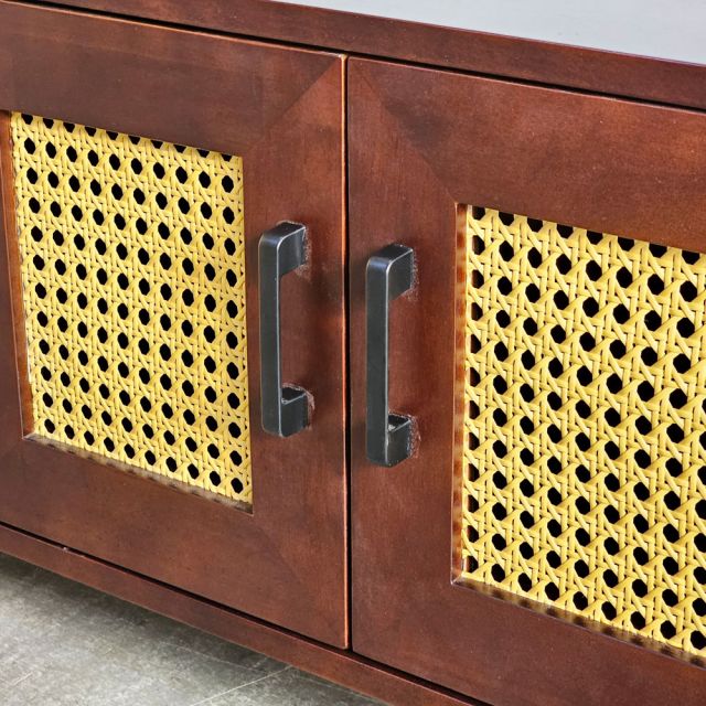 Tủ TV cửa lưới mắt cáo 120x25x55cm gỗ cao su KTV68115