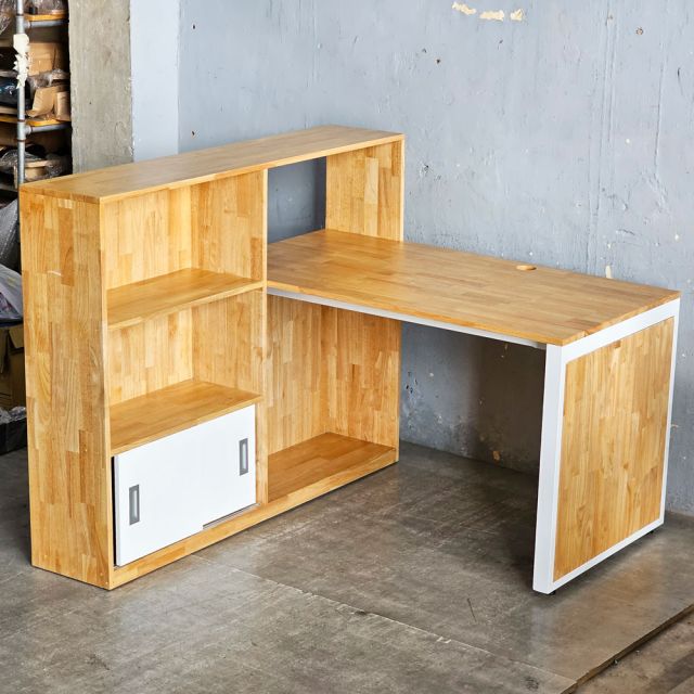 Bàn góc L liền kệ 130x140x110cm gỗ cao su CD68045