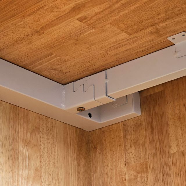 Bàn góc L liền kệ 130x140x110cm gỗ cao su CD68045