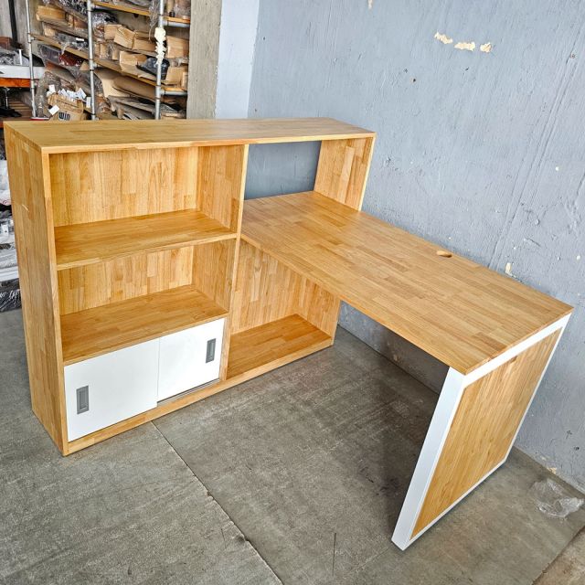Bàn góc L liền kệ 130x140x110cm gỗ cao su CD68045