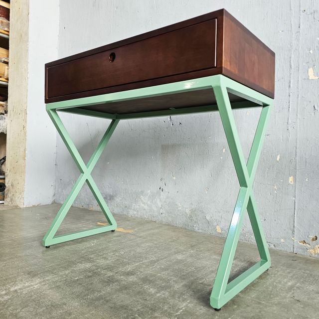 Bàn trang điểm có hộc kéo chân sắt hệ Xconcept BTD68038