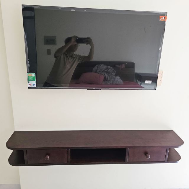 Kệ Tivi treo tường gỗ tự nhiên KTV68103