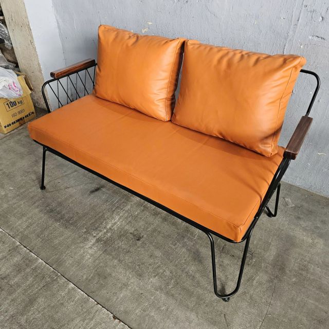 Ghế sofa băng 2 chỗ ngồi nệm simili khung sắt SFB68062
