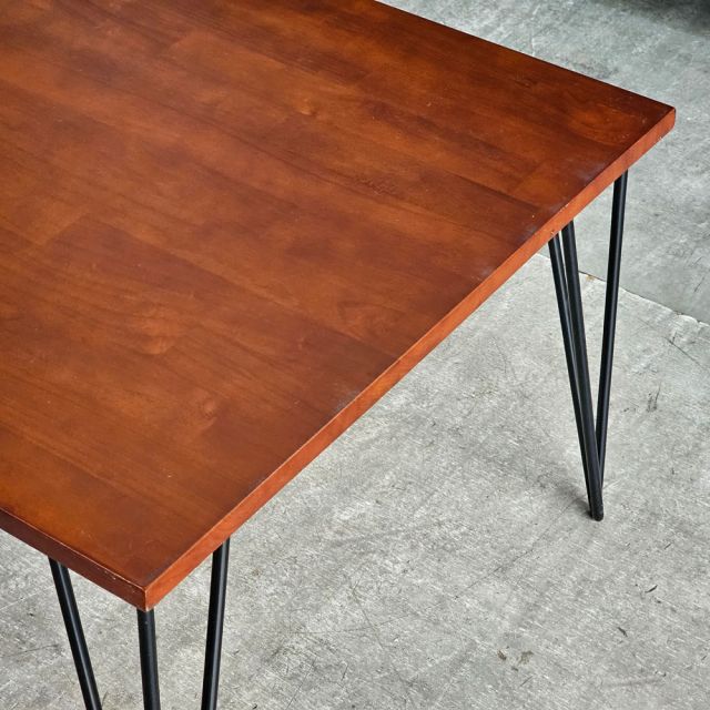 Bàn làm việc ngồi bệt 100x60cm gỗ cao su chân Hairpin SPD68258