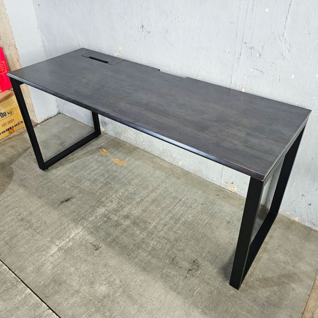 Bàn làm việc có hộp điện 160x60cm gỗ cao su chân sắt Hệ Rectang HBRT127