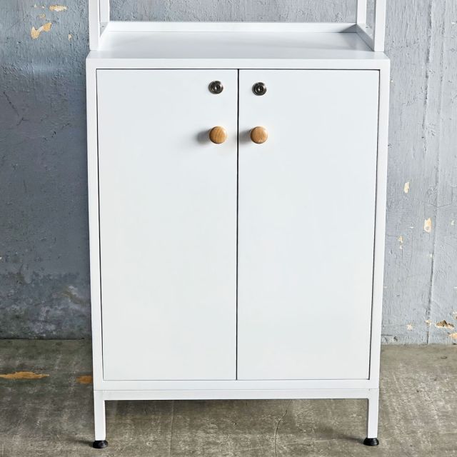 Kệ trang trí có tủ 56x40x180cm gỗ cao su KTT68063