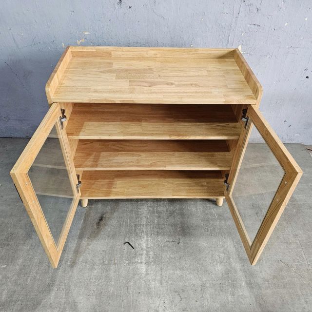Tủ để đồ cửa kính 90x45x80cm gỗ cao su KTB68245