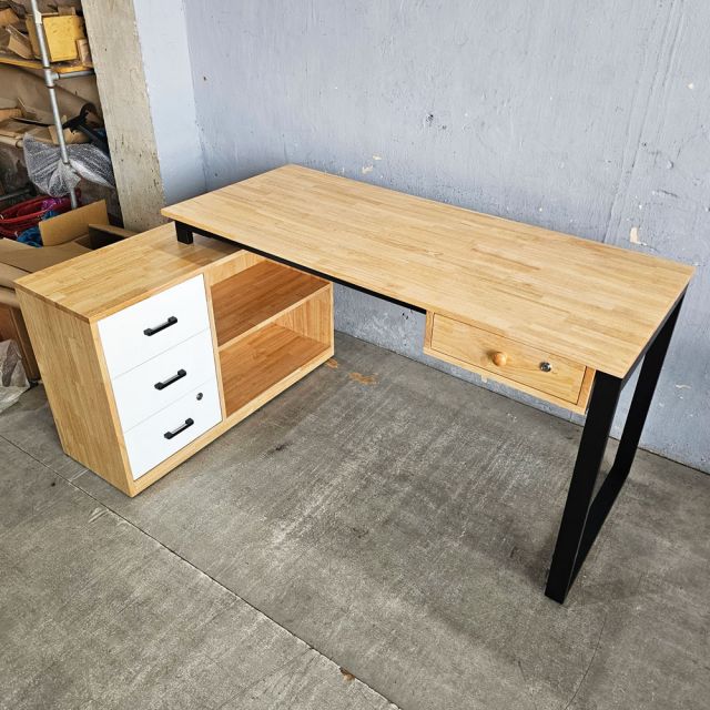 Bàn làm việc gác tủ 140x100cm gỗ cao su HBRT130