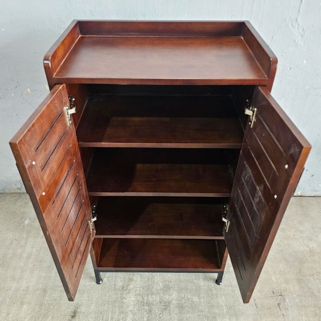 Tủ để giày 2 cánh 60x35x112cm gỗ cao su chân sắt KTB68141