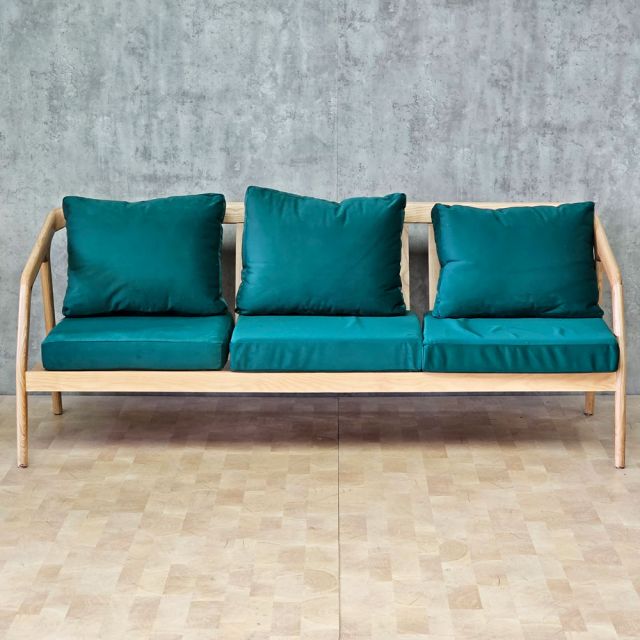 Ghế sofa băng 3 chỗ ngồi khung gỗ sồi nệm vải SFB68064