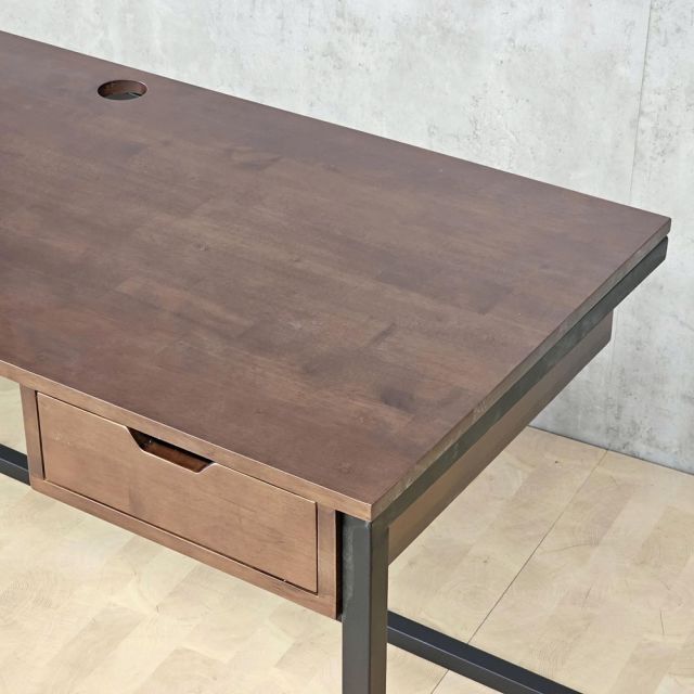 Bàn làm việc 140x60cm có ngăn kéo gỗ cao su chân sắt BD68186